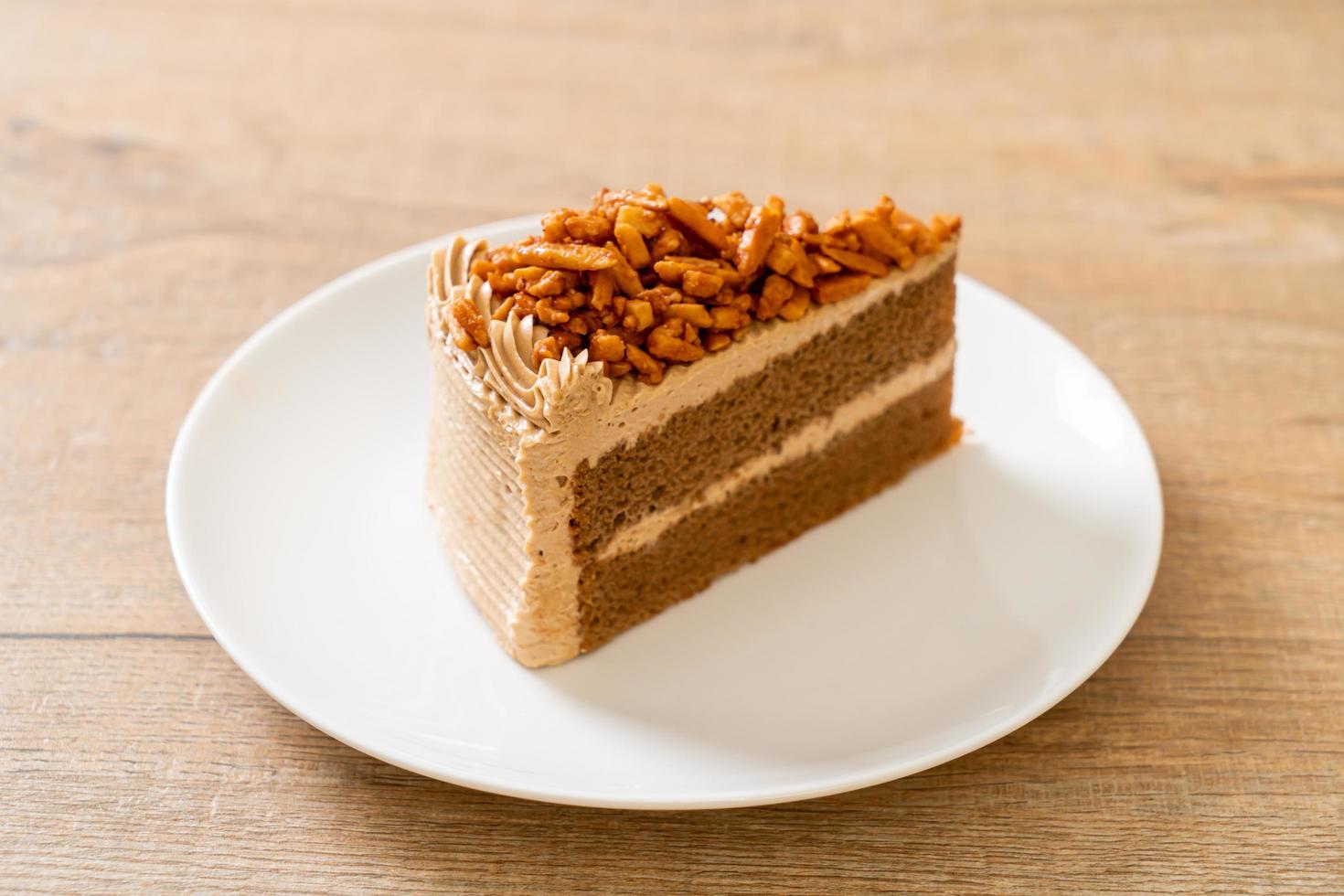 hausgemachter Kaffee-Mandel-Kuchen auf weißem Teller foto