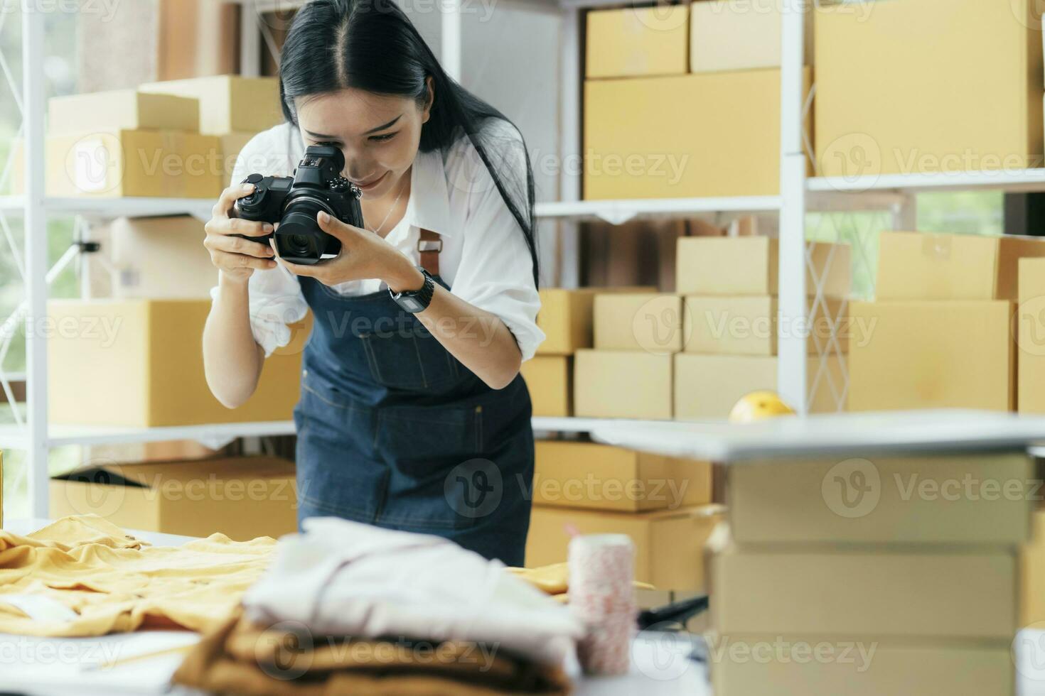 online Verkäufer verwenden Handy, Mobiltelefon Telefon zu nehmen Bilder von Produkt geschickt zu Kunden. foto