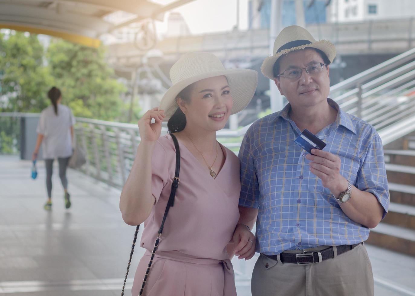älteres asiatisches Paar reist Konzept Urlaubsreisen foto