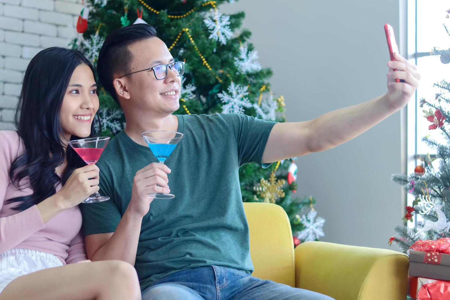 paar junge asiatische leute feiern weihnachten glücklich im haus foto