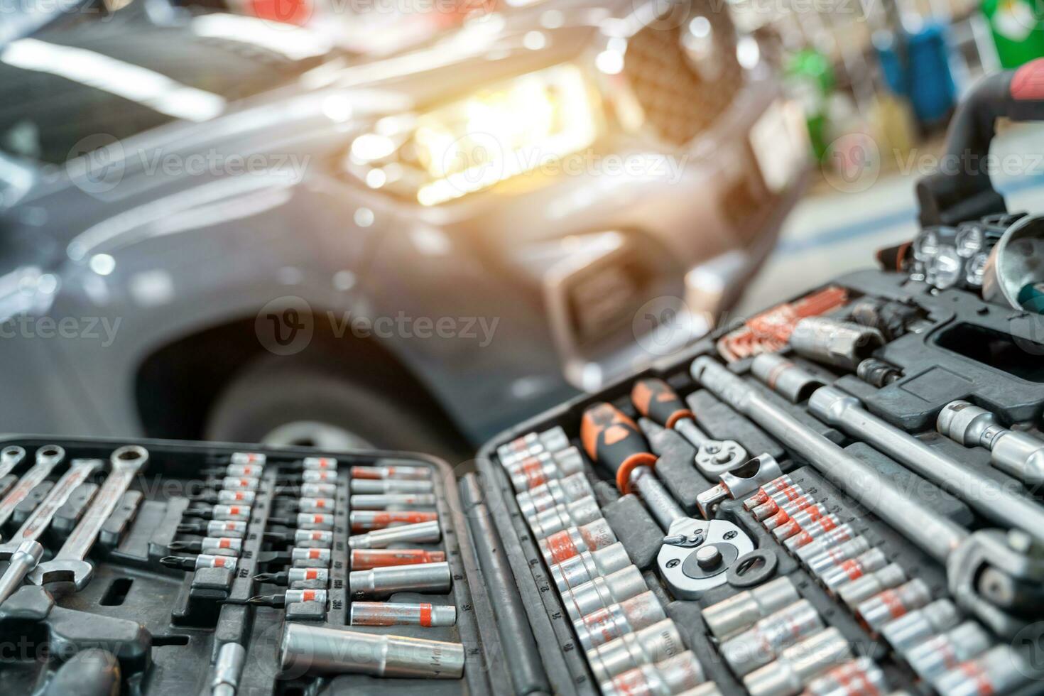 wählen Fokus Ausrüstung oder Schraubenschlüssel zum Auto Instandsetzung im Auto Reparatur Bahnhof. foto