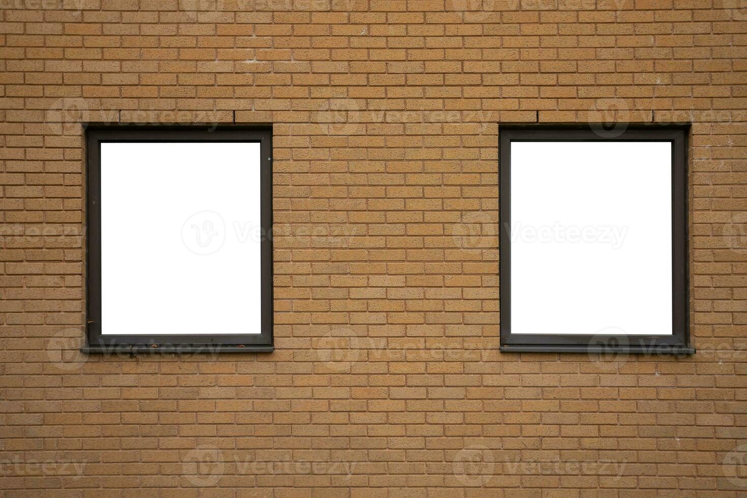 zwei leer Fenster mit hölzern Frames auf Orange Backstein Mauer Hintergrund foto