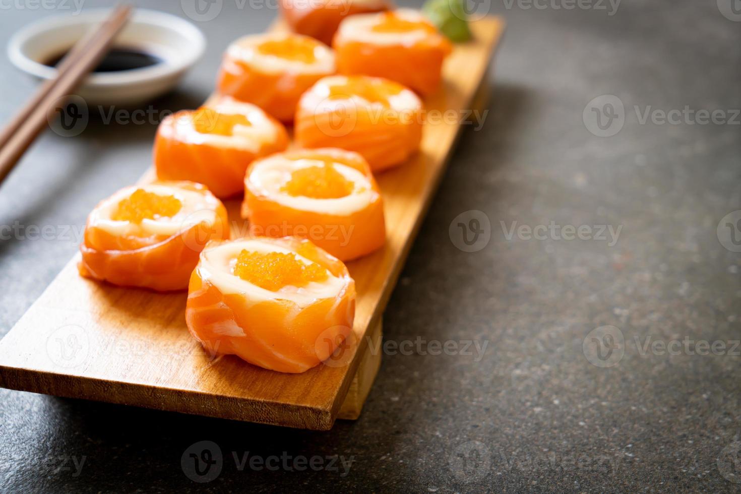 frische Lachs-Sushi-Rolle mit Mayonnaise und Shrimps-Ei - japanische Küche foto