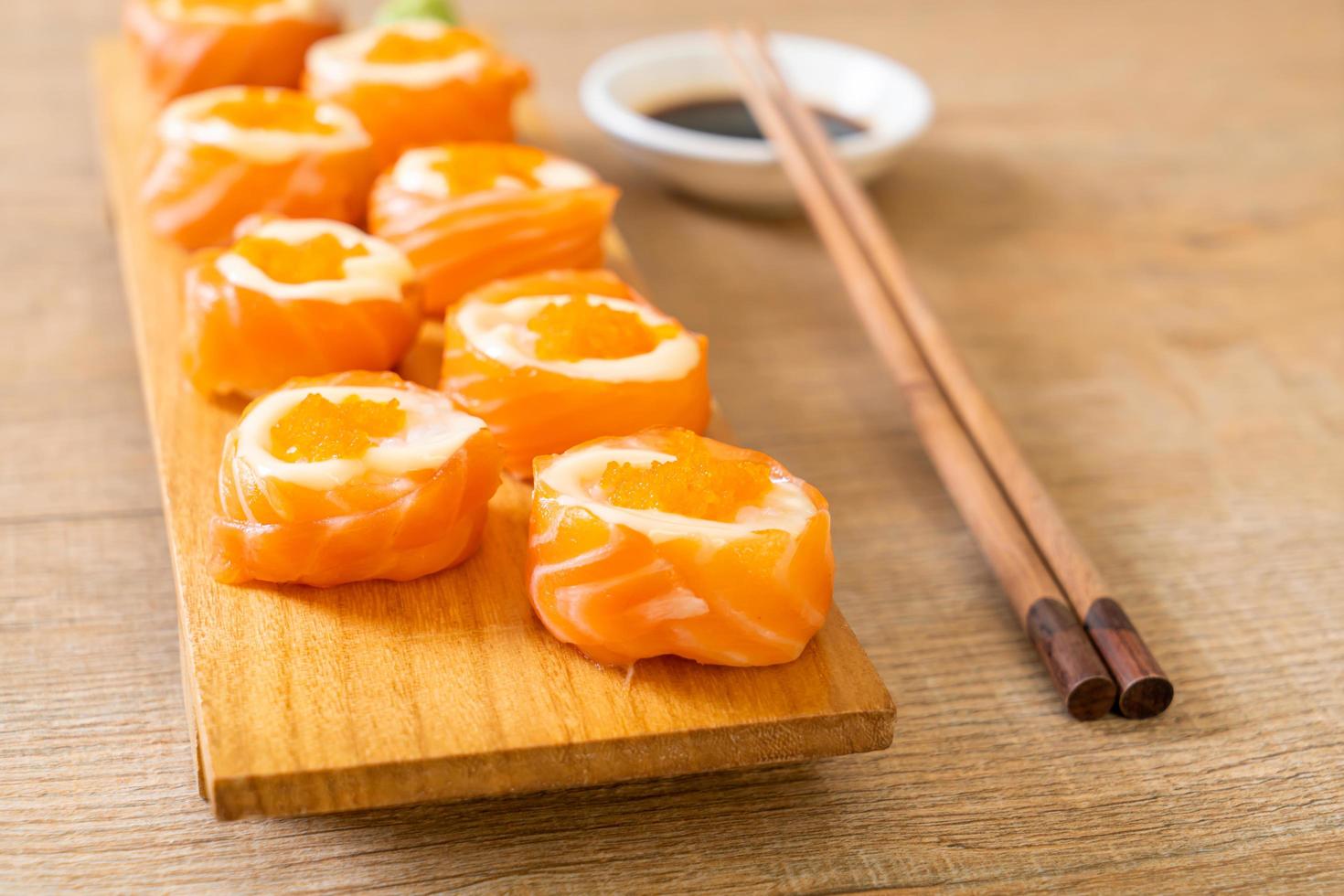 frische Lachs-Sushi-Rolle mit Mayonnaise und Shrimps-Ei - japanische Küche foto