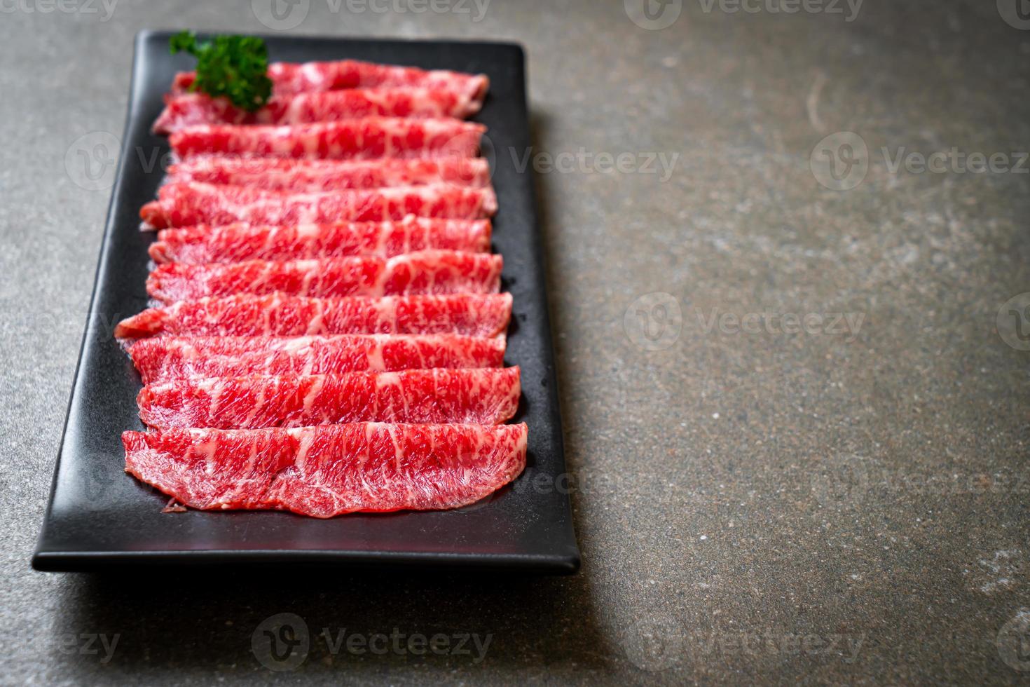 frisches Rindfleisch roh geschnitten mit marmorierter Textur, serviert für Sukiyaki und Shabu oder Yakiniku foto