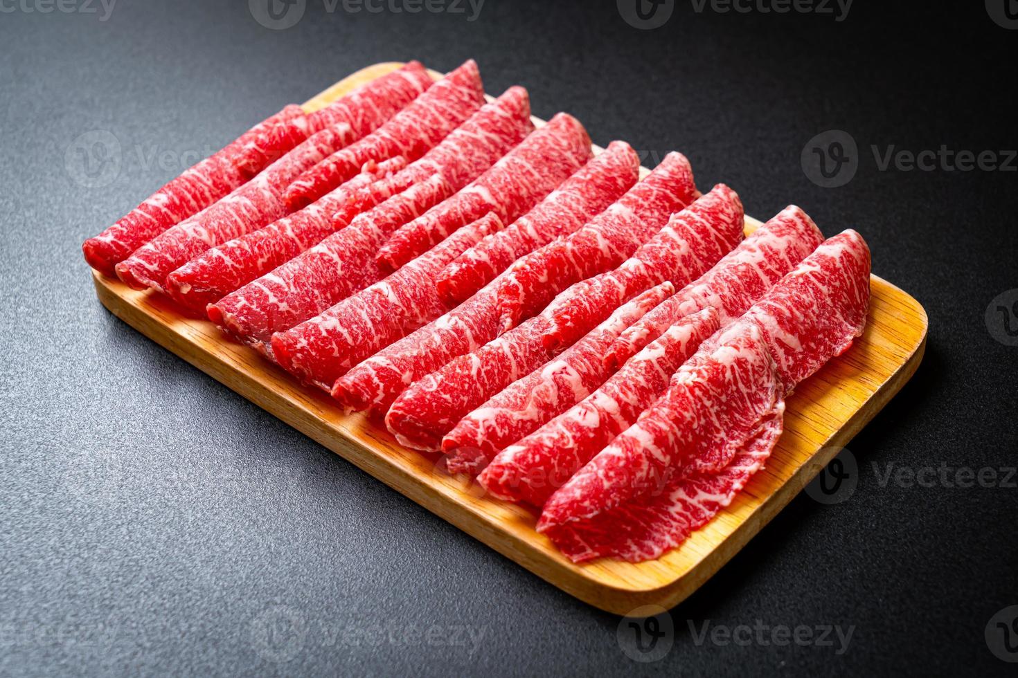 frisches Rindfleisch roh geschnitten mit marmorierter Textur, serviert für Sukiyaki und Shabu oder Yakiniku foto