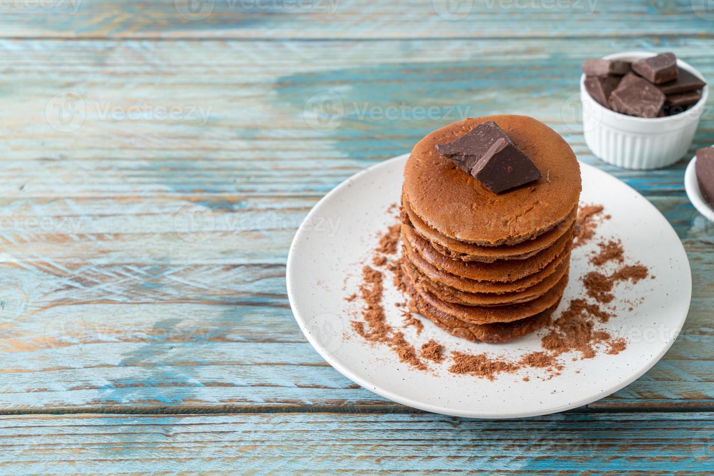 Schokopfannkuchenstapel mit Schokopulver foto