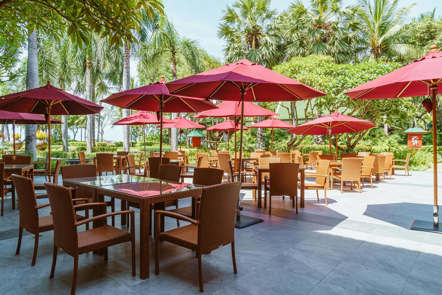 leerer Terrassentisch und Stuhl mit Regenschirm foto