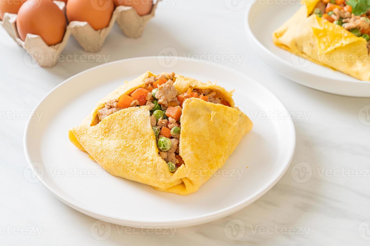 Eierwickel oder gefülltes Ei mit Hackfleisch, Karotten, Tomaten und grünen Erbsen foto