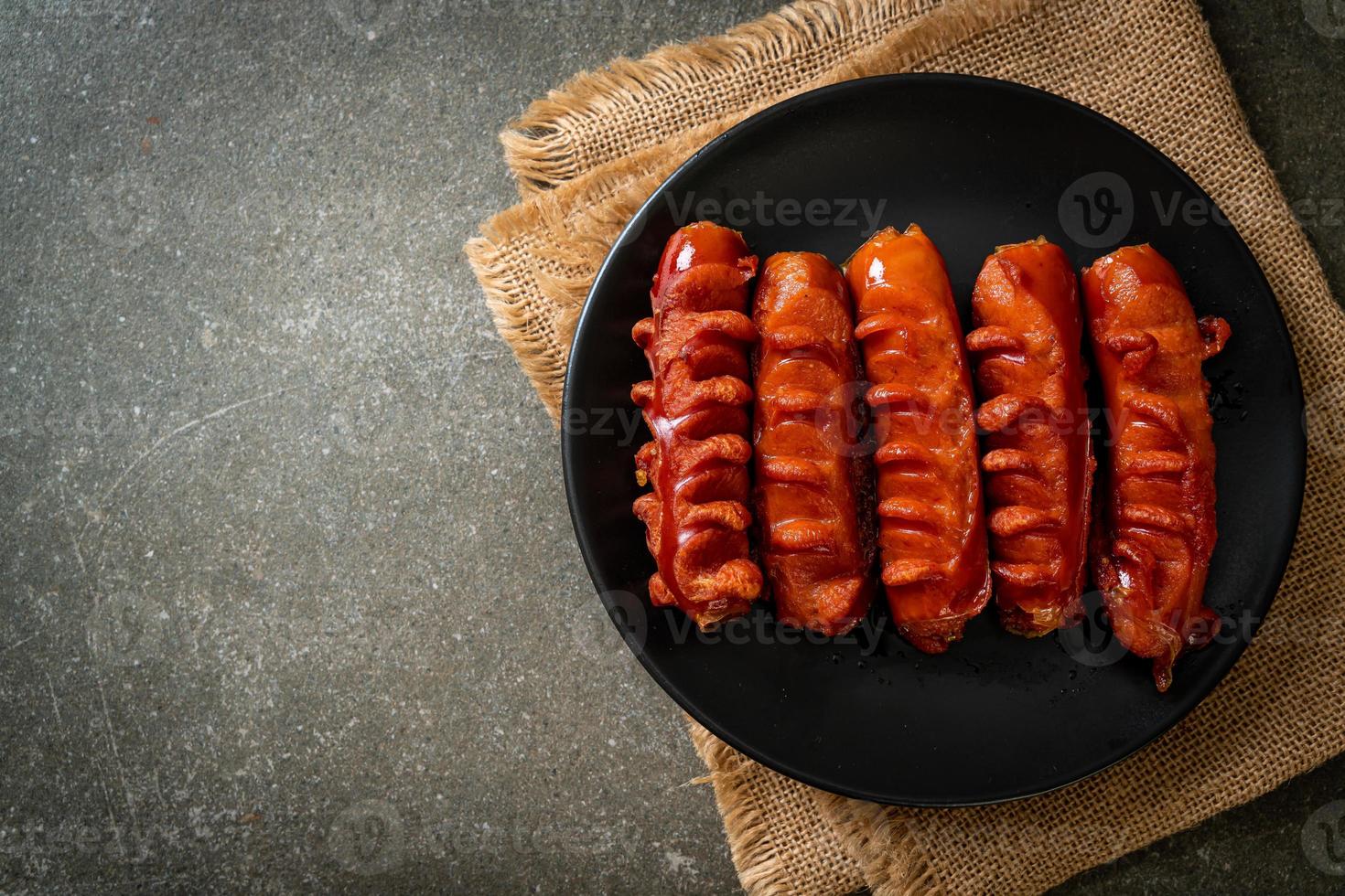 frittierter Wurstspieß auf schwarzem Teller foto