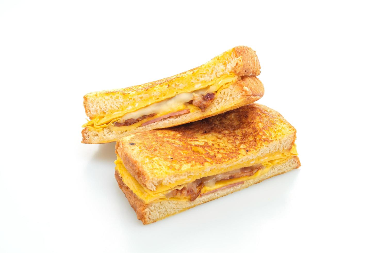 French Toast Schinken, Speck und Käse-Sandwich mit Ei isoliert auf weißem Hintergrund foto