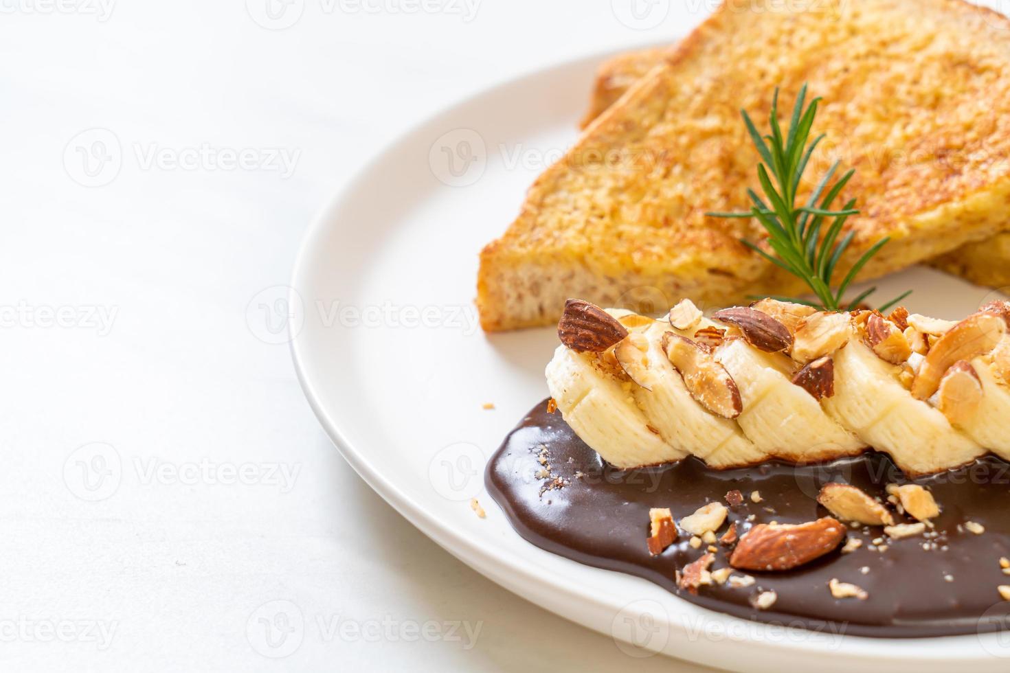 French Toast mit Banane, Schokolade und Mandeln zum Frühstück foto