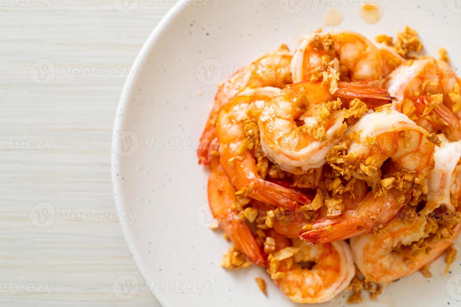 gebratene Garnelen oder Garnelen mit Knoblauch auf weißem Teller - Meeresfrüchte-Art foto