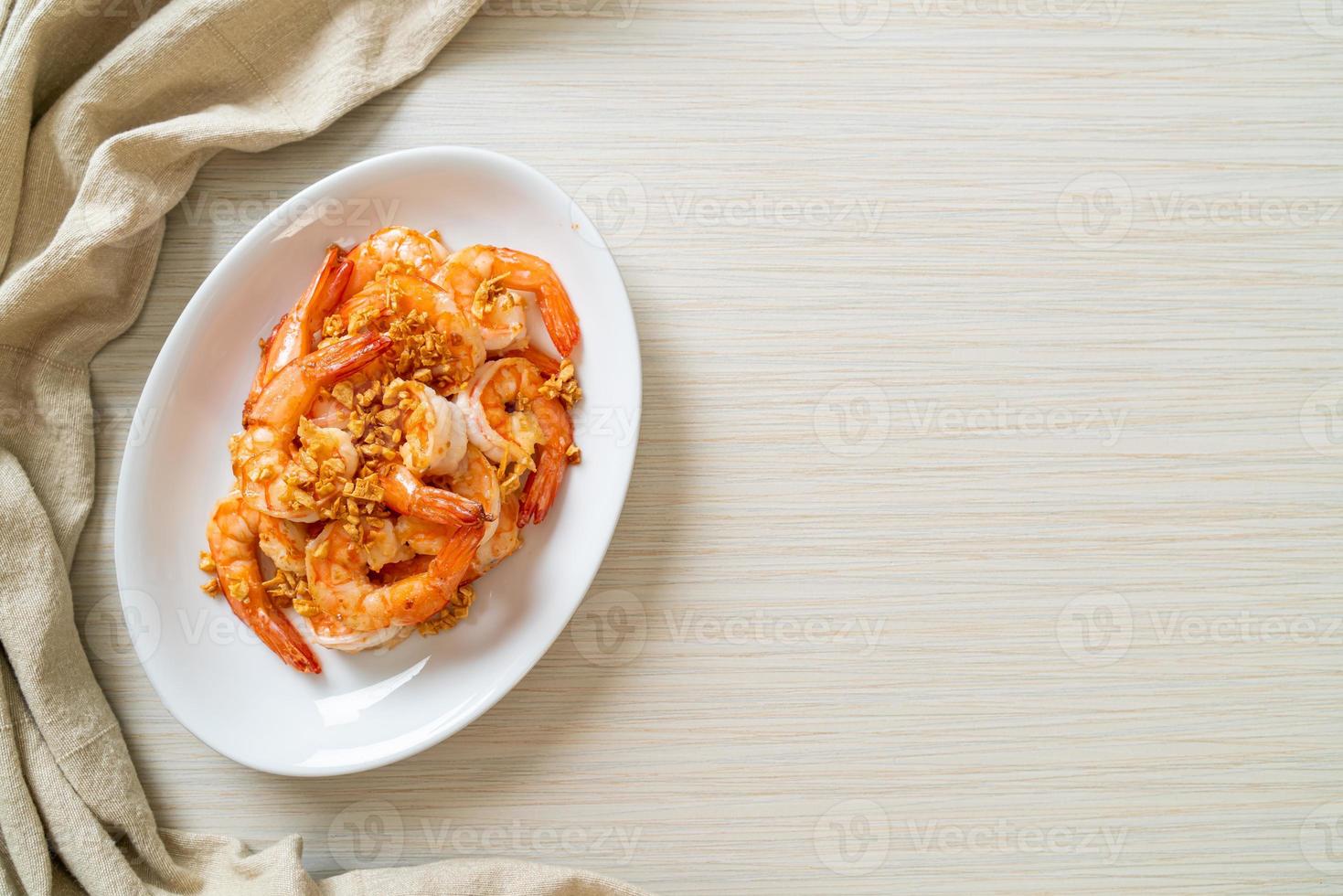 gebratene Garnelen oder Garnelen mit Knoblauch auf weißem Teller - Meeresfrüchte-Art foto