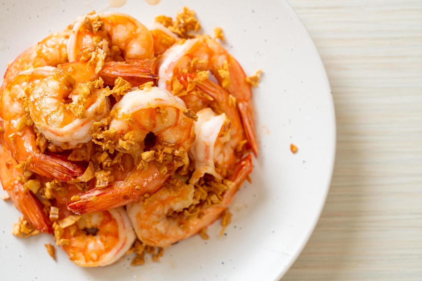 gebratene Garnelen oder Garnelen mit Knoblauch auf weißem Teller - Meeresfrüchte-Art foto