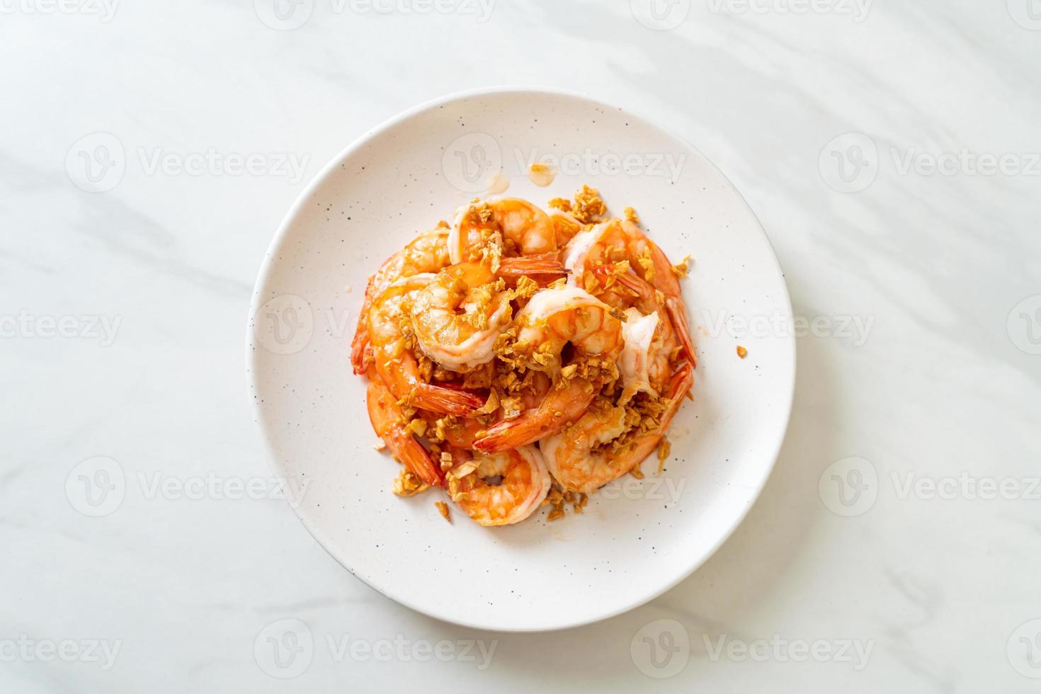 gebratene Garnelen oder Garnelen mit Knoblauch auf weißem Teller - Meeresfrüchte-Art foto