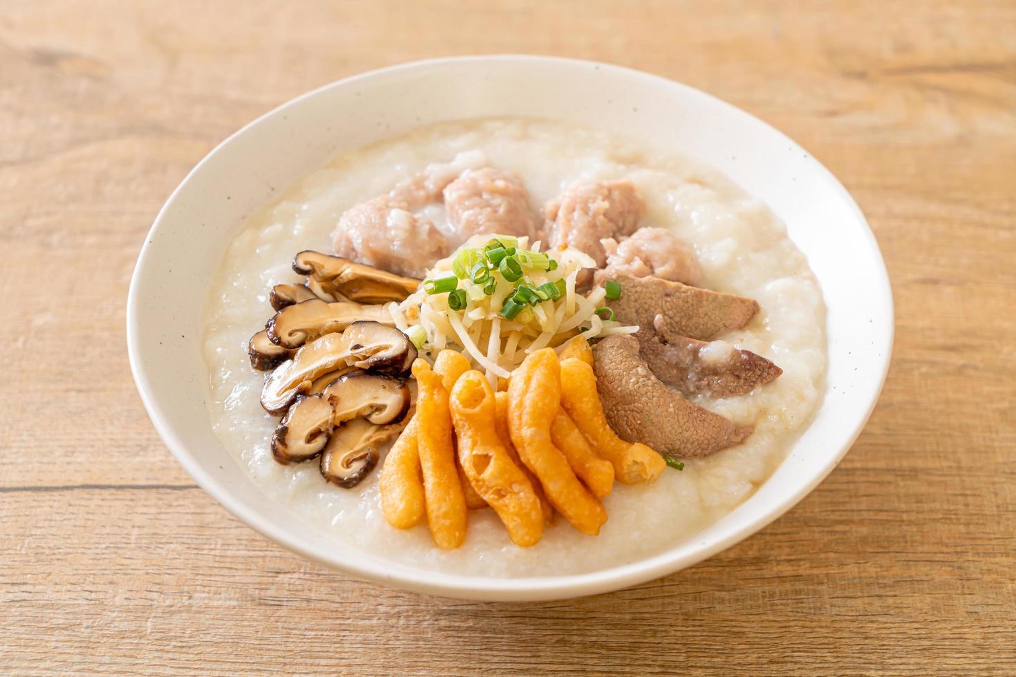 Congee oder Porridge mit Schweinefleisch foto