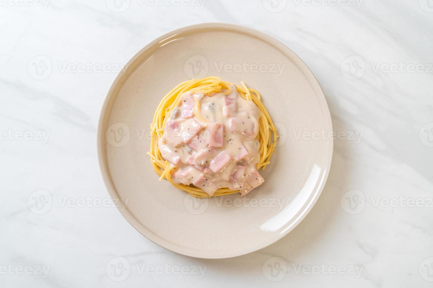 hausgemachte Spaghetti weiße Sahnesauce mit Schinken nach italienischer Art foto