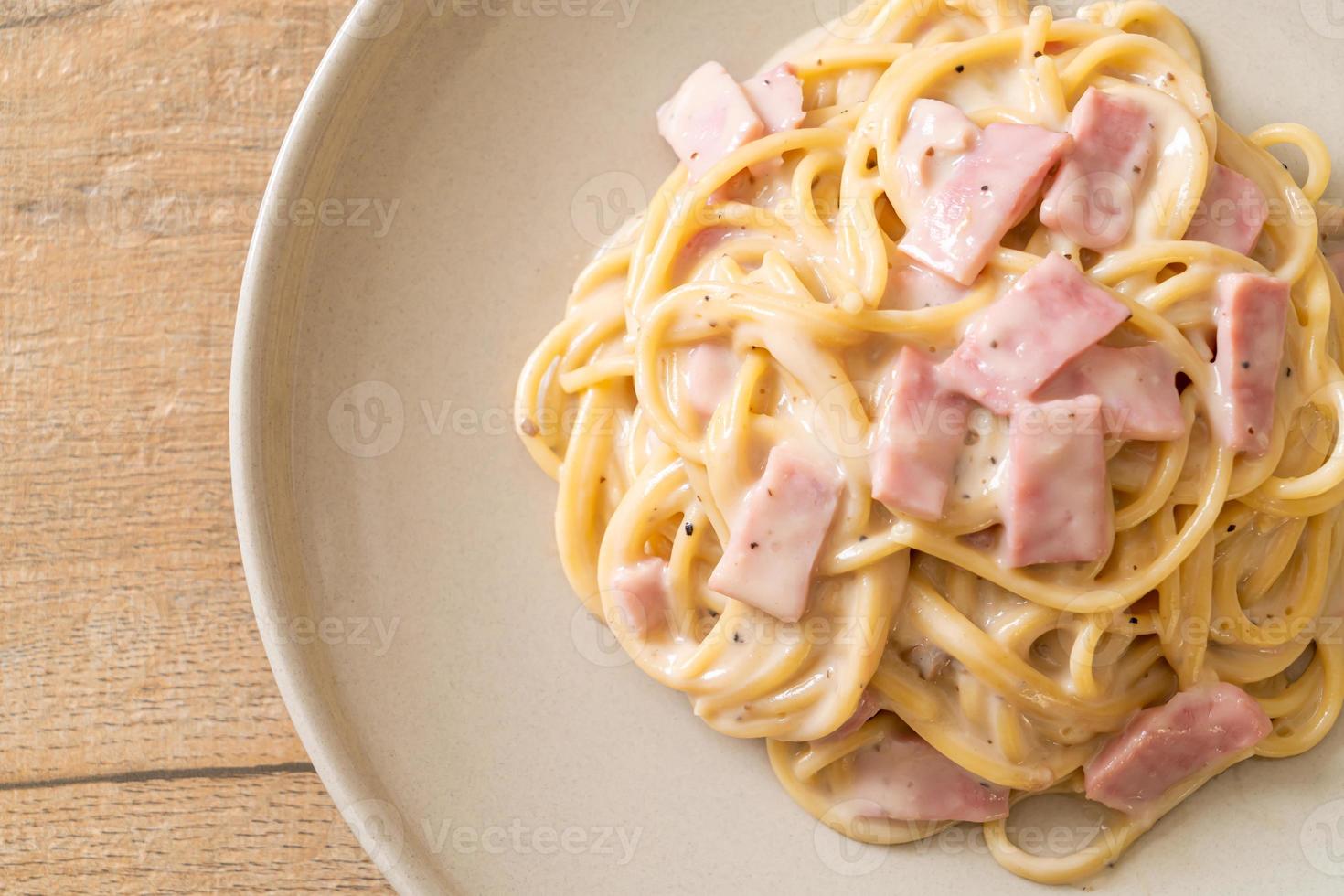 hausgemachte Spaghetti weiße Sahnesauce mit Schinken nach italienischer Art foto