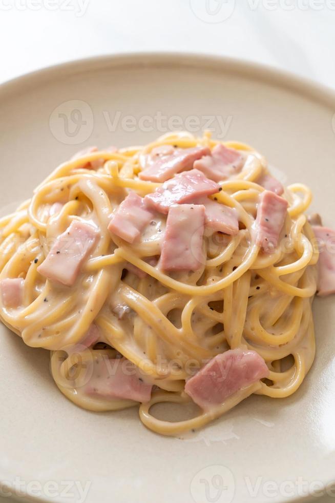 hausgemachte Spaghetti weiße Sahnesauce mit Schinken nach italienischer Art foto