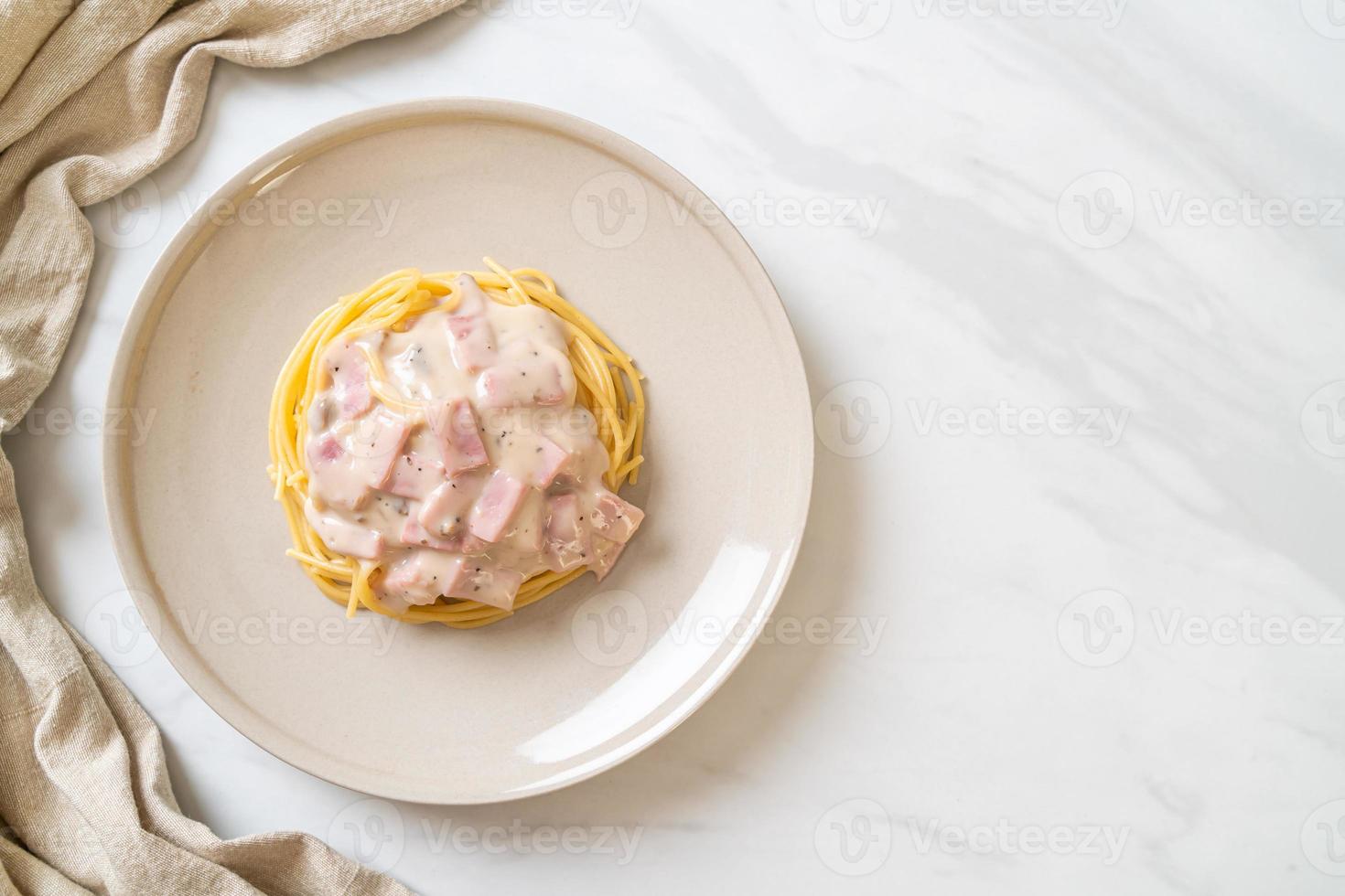 hausgemachte Spaghetti weiße Sahnesauce mit Schinken nach italienischer Art foto