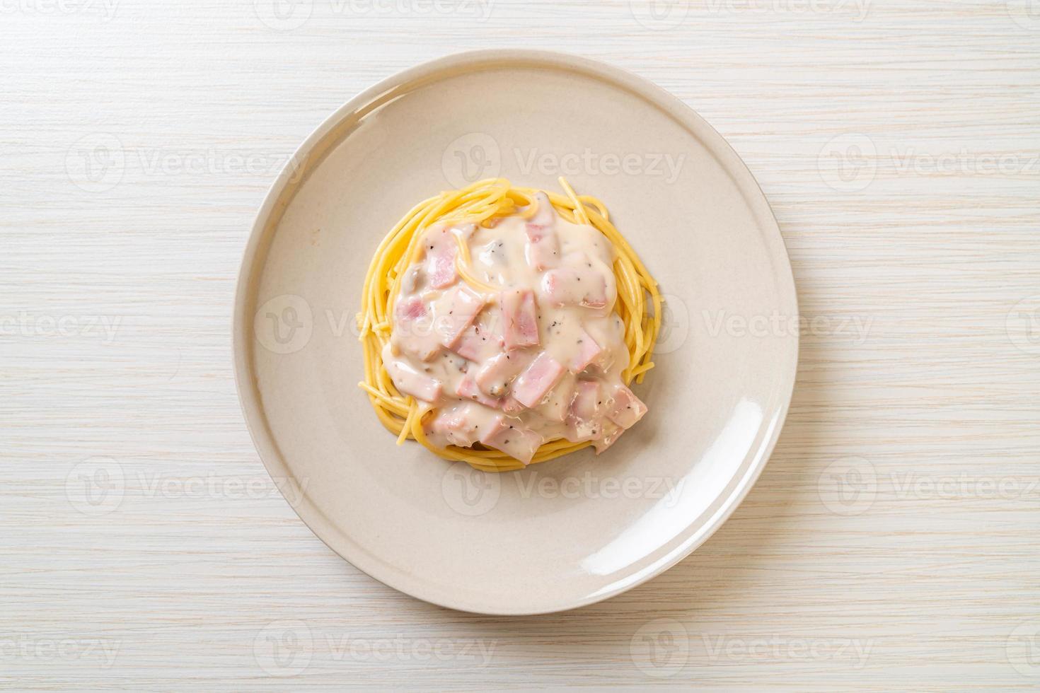 hausgemachte Spaghetti weiße Sahnesauce mit Schinken nach italienischer Art foto