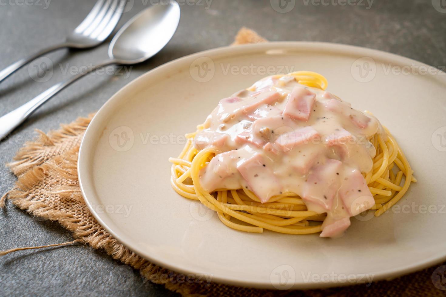 hausgemachte Spaghetti weiße Sahnesauce mit Schinken nach italienischer Art foto