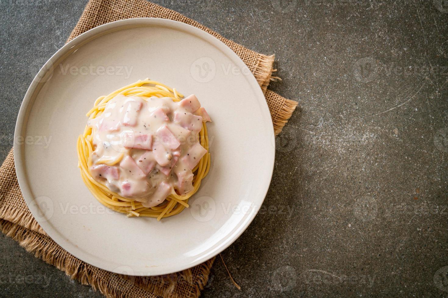 hausgemachte Spaghetti weiße Sahnesauce mit Schinken nach italienischer Art foto