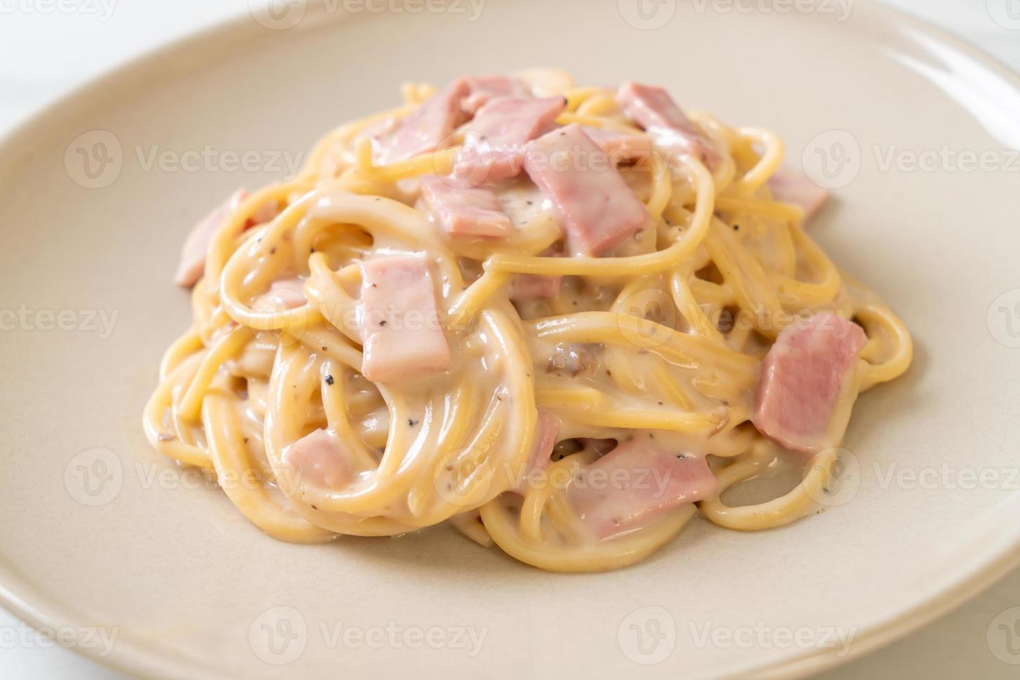 hausgemachte Spaghetti weiße Sahnesauce mit Schinken nach italienischer Art foto