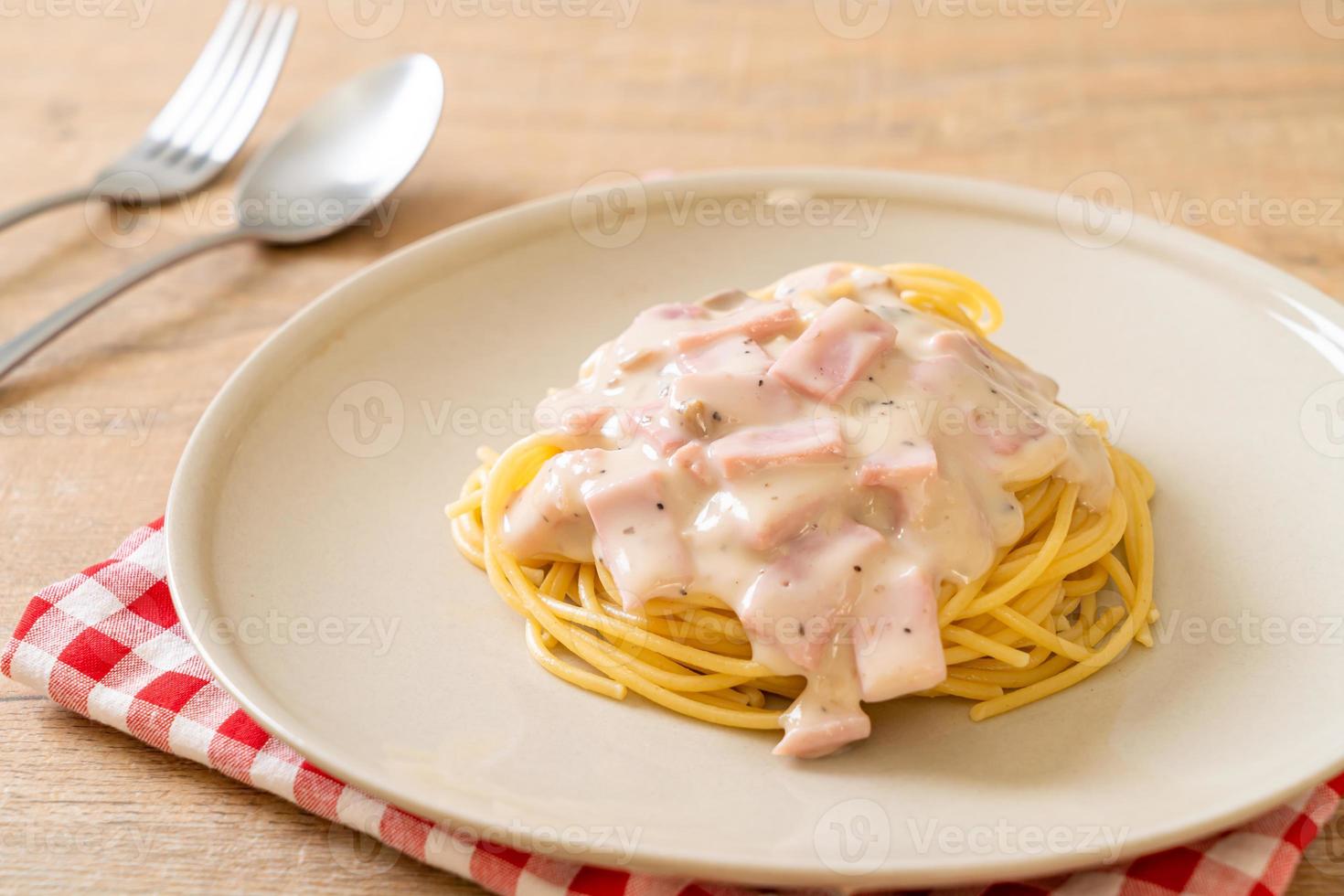 hausgemachte Spaghetti weiße Sahnesauce mit Schinken nach italienischer Art foto