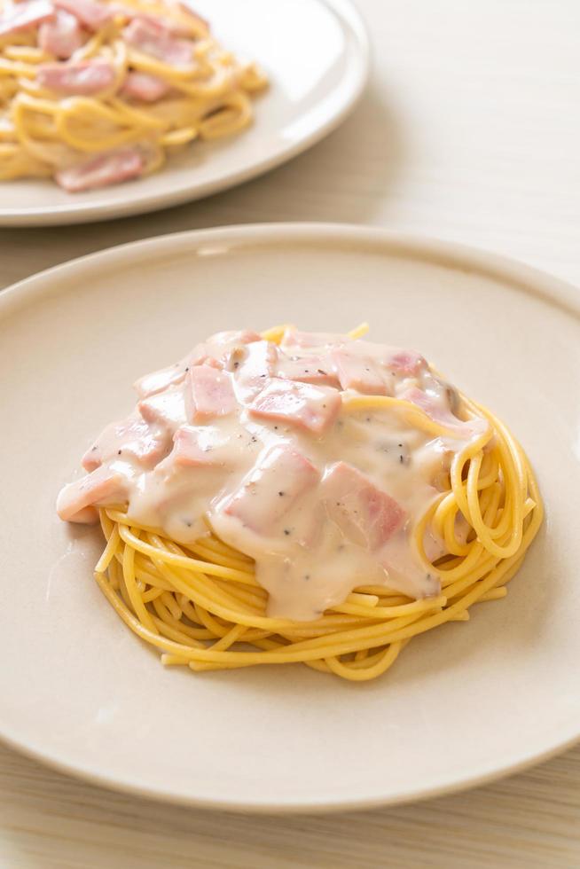 hausgemachte Spaghetti weiße Sahnesauce mit Schinken nach italienischer Art foto