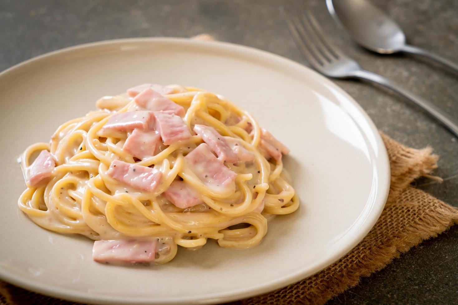 hausgemachte Spaghetti weiße Sahnesauce mit Schinken nach italienischer Art foto