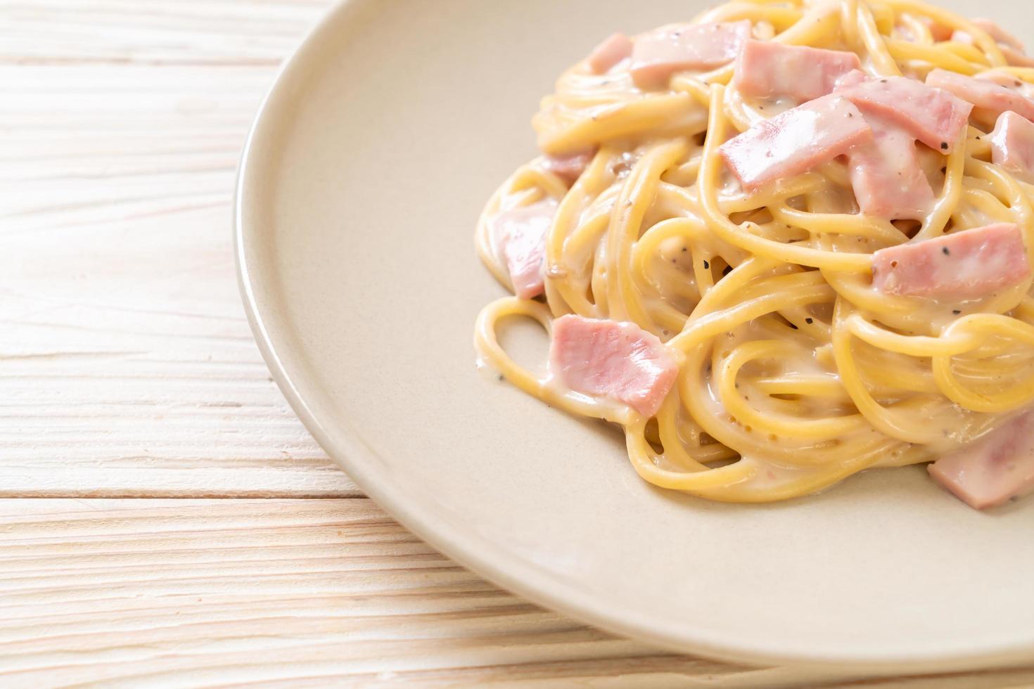 hausgemachte Spaghetti weiße Sahnesauce mit Schinken nach italienischer Art foto