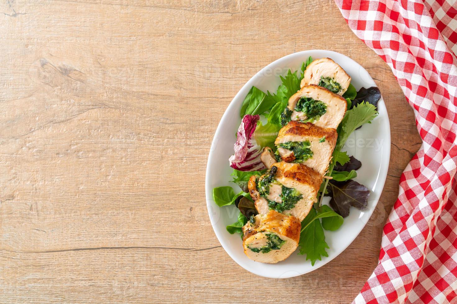 gebackene Hähnchenbrust gefüllt mit Käse und Spinat foto