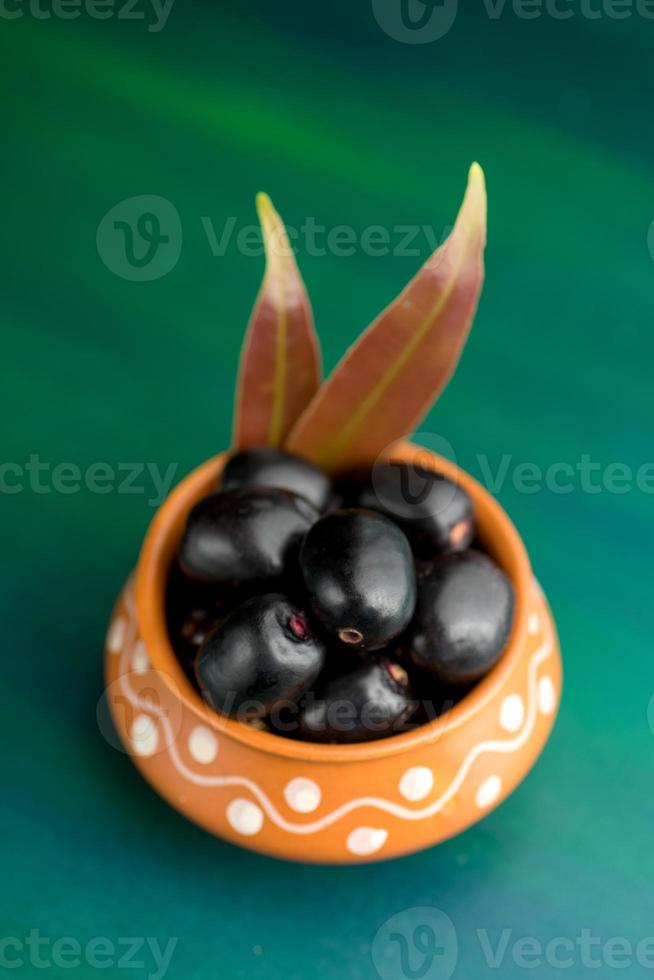 Jambolan-Pflaume oder Jambul- oder Jamun-Frucht, Java-Pflaume auf strukturiertem Hintergrund. foto