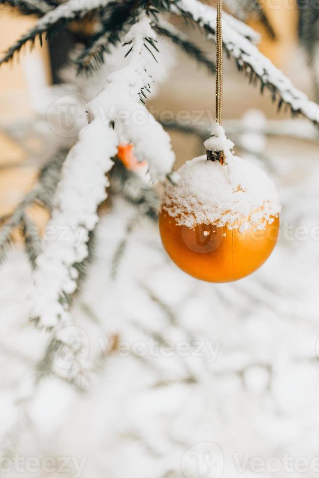 glänzende Kugel auf einem Fichtenzweig - Weihnachtsschmuck des Weihnachtsbaumes foto