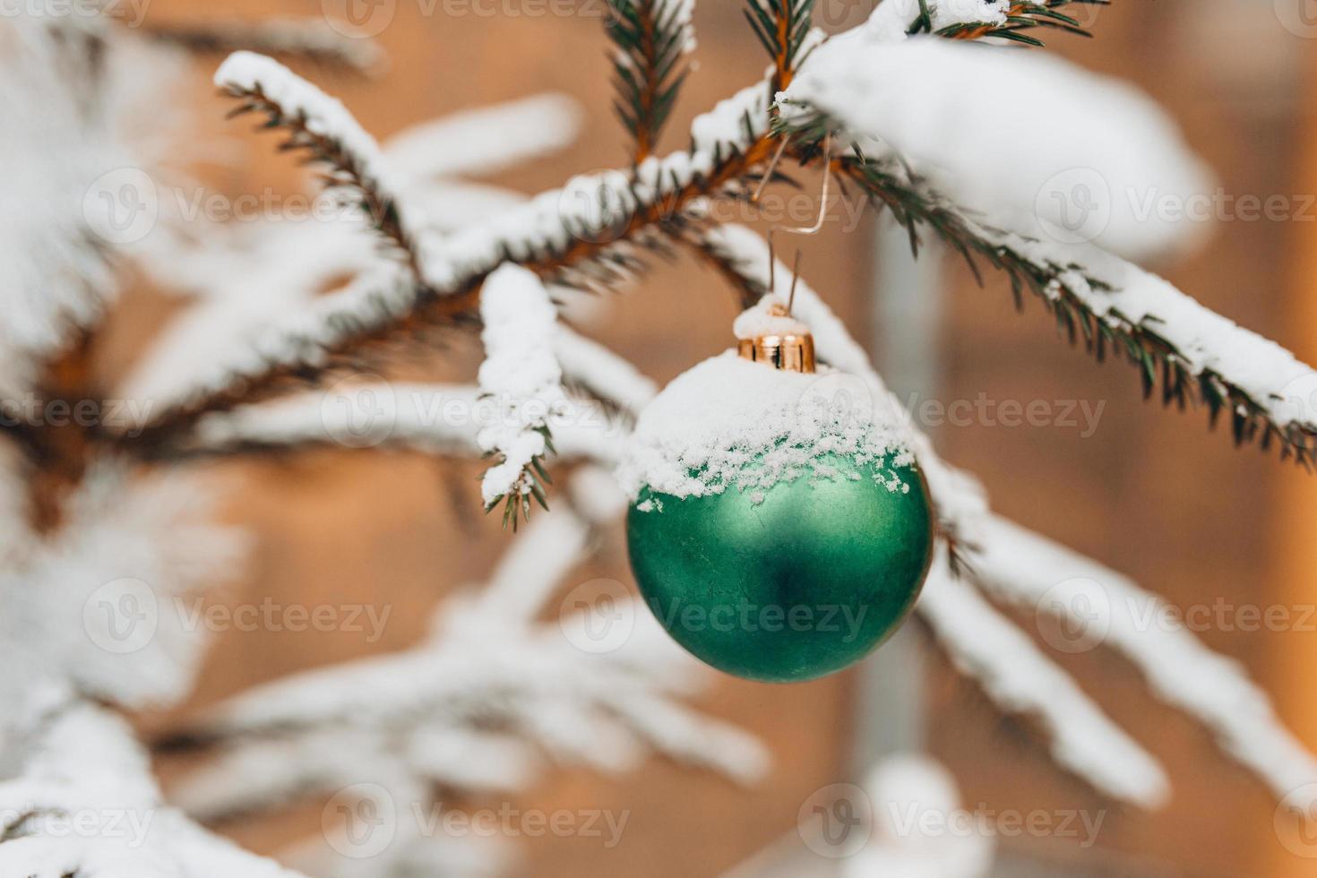 glänzende Kugel auf einem Fichtenzweig - Weihnachtsschmuck des Weihnachtsbaumes foto