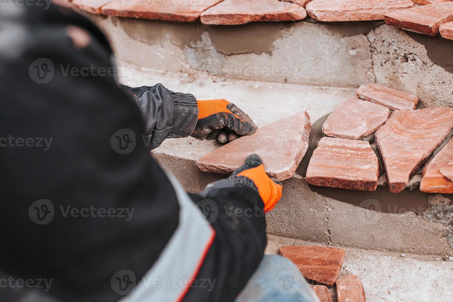 Veredelung von Betonstufen mit Steinfliesen - hochwertige Fliesenarbeiten - Details der Architektur eines Privathauses foto