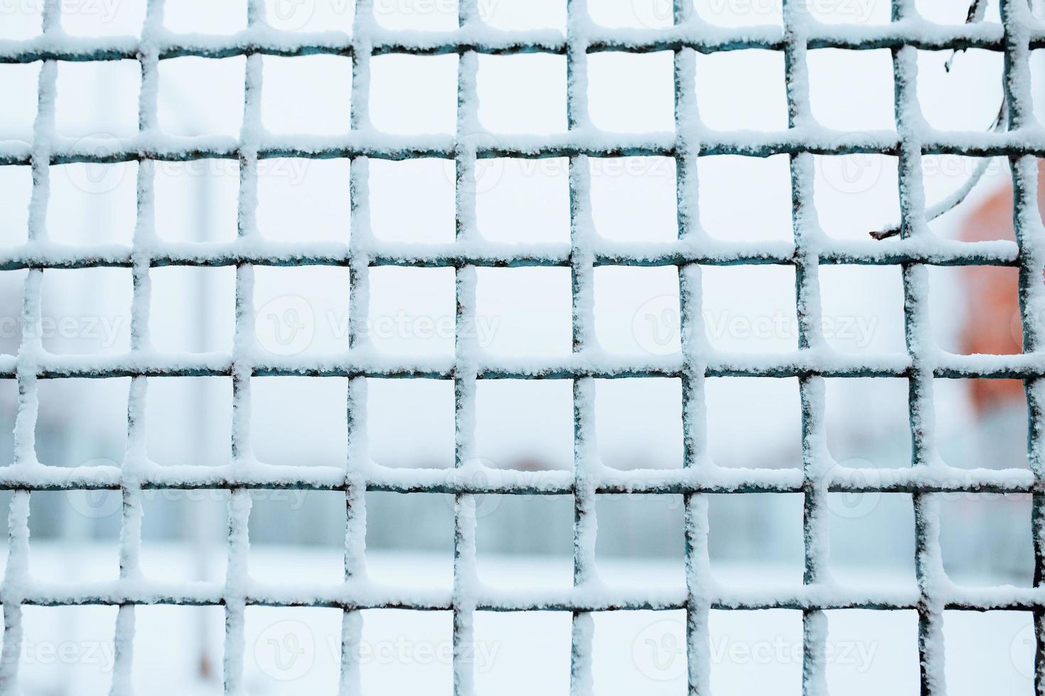 eisbedeckter Metallgrill im Winter - Kondenswasserbildung bei Kälte foto