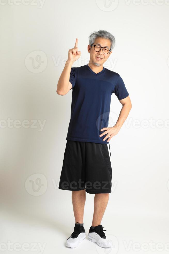 asiatischer Mann stehend foto