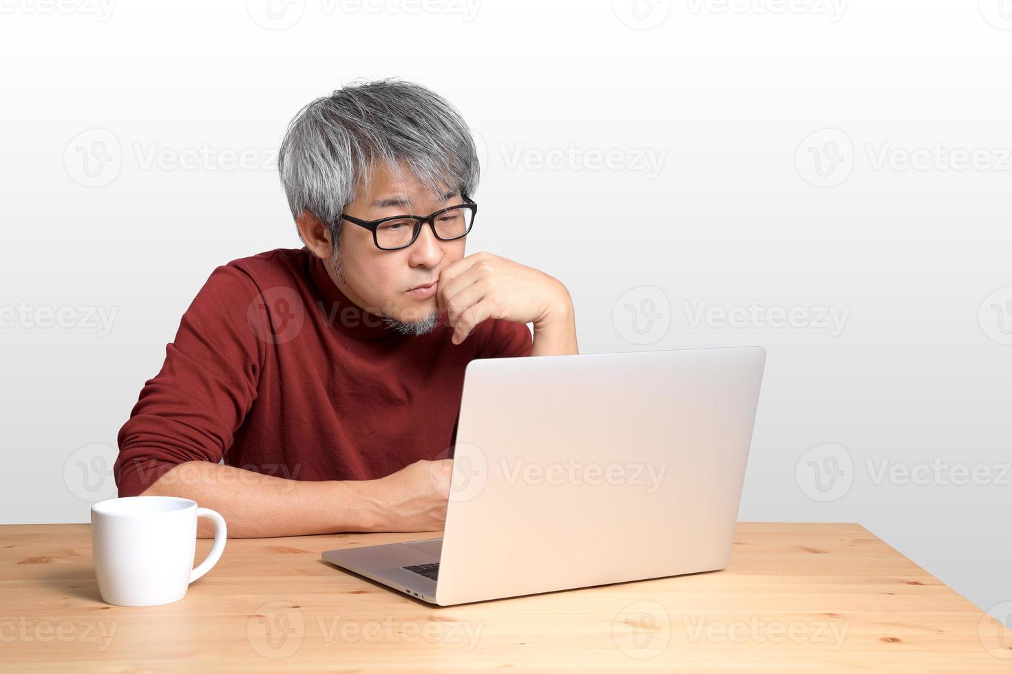 asiatischer Mann sitzt foto