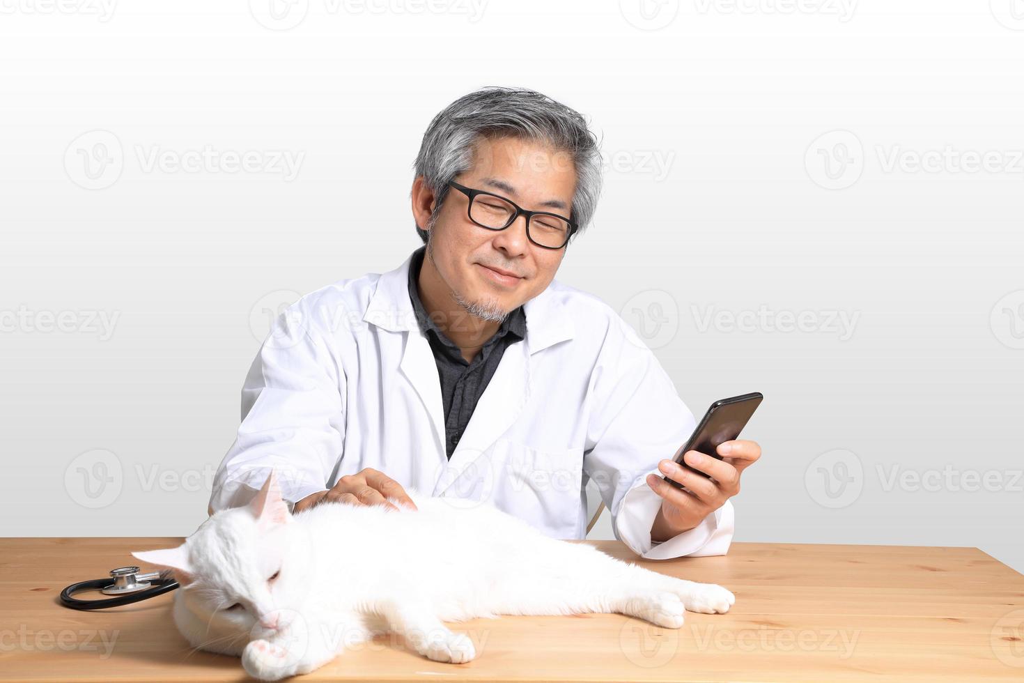 asiatischer Mann sitzt foto
