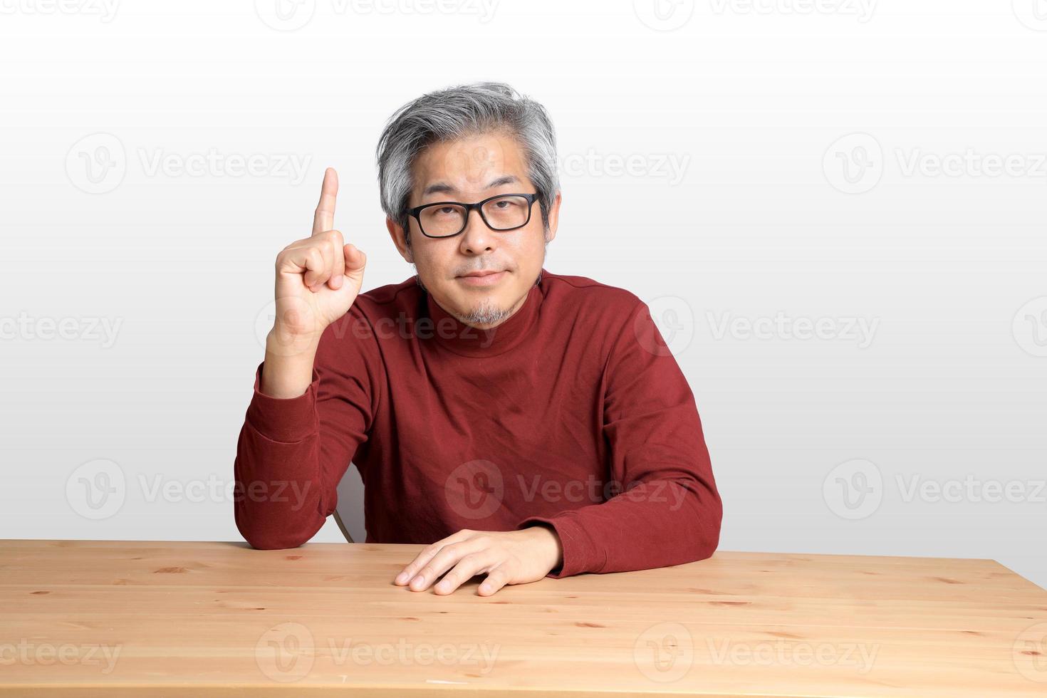 asiatischer Mann am Schreibtisch foto