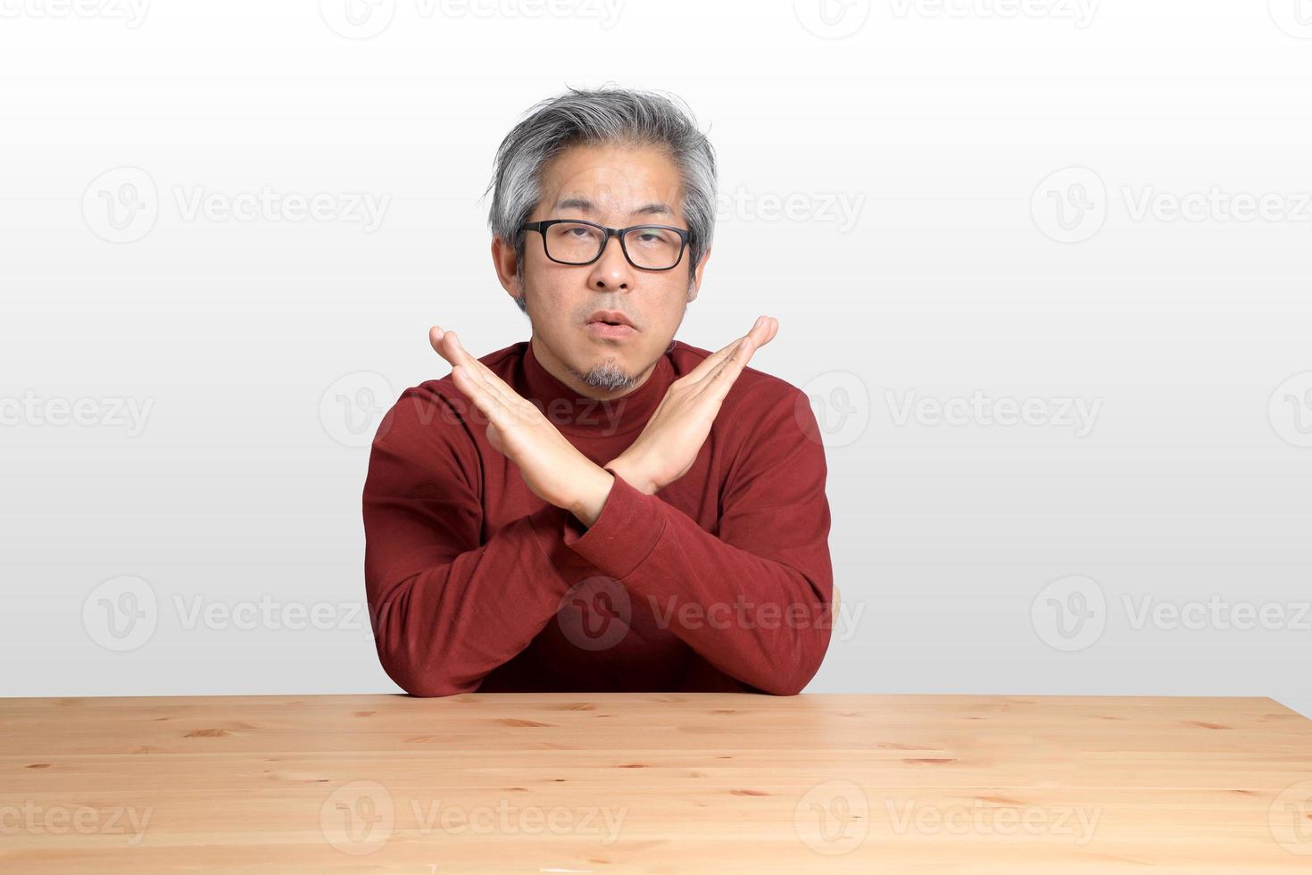 asiatischer Mann am Schreibtisch foto