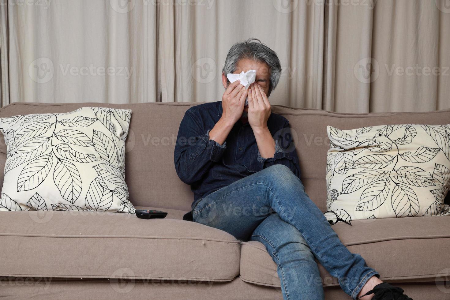 asiatischer Mann im Wohnzimmer foto