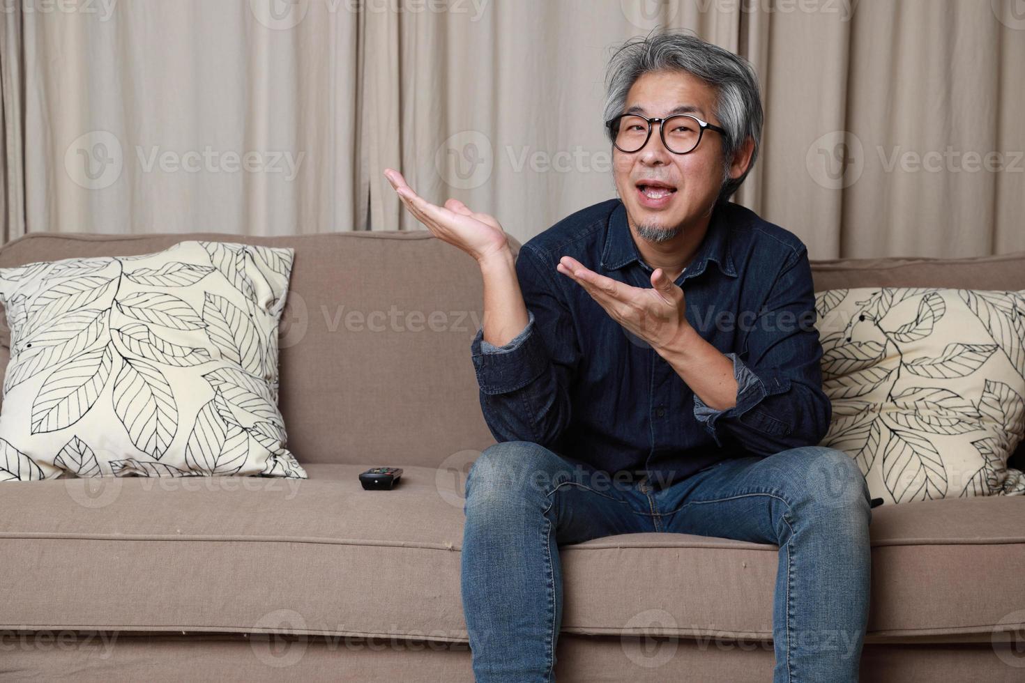 asiatischer Mann im Wohnzimmer foto