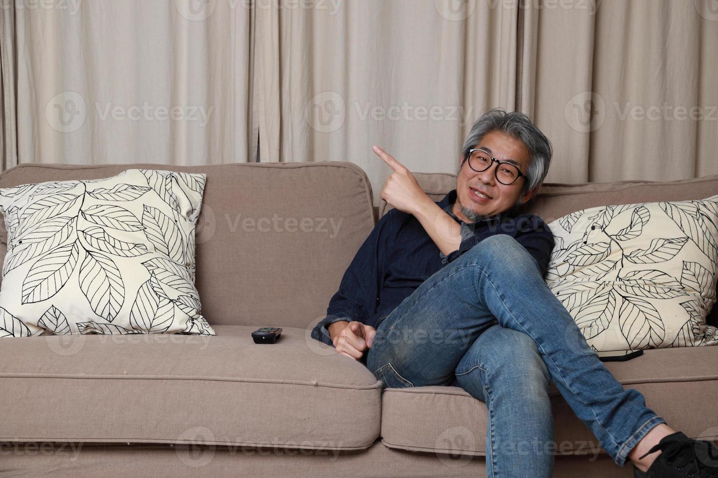 asiatischer Mann im Wohnzimmer foto