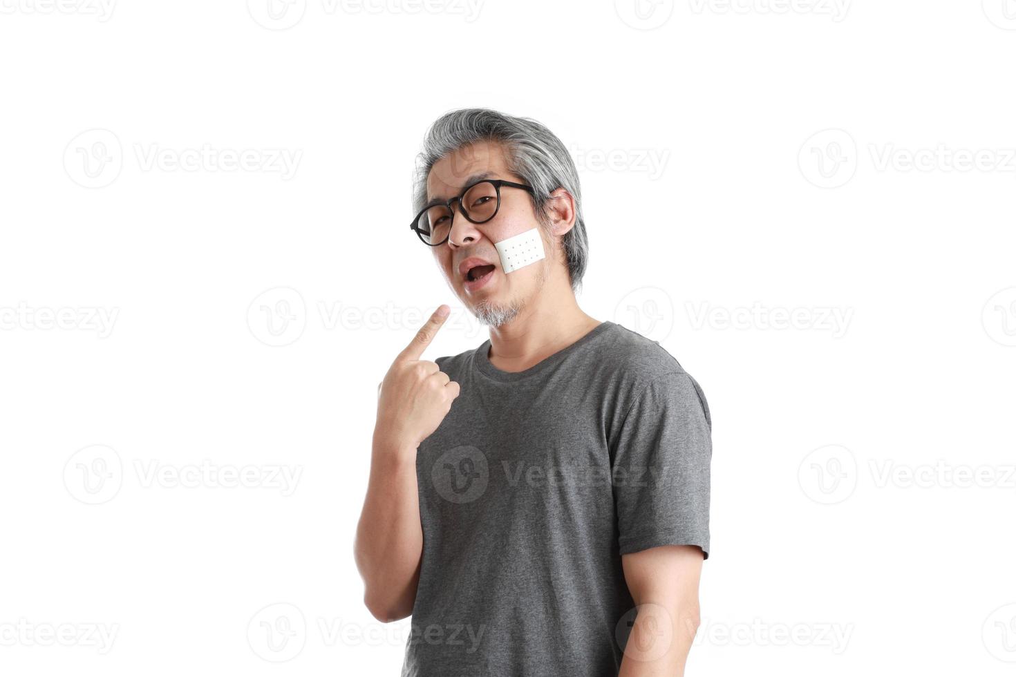 Mann mit Zahnschmerzen foto