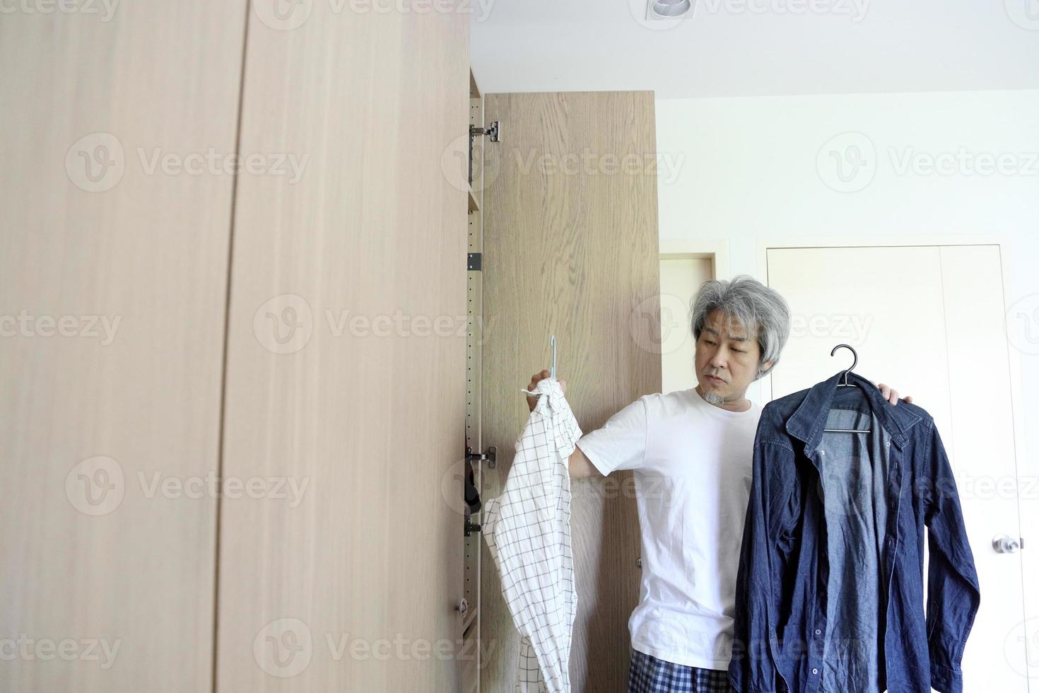 asiatischer Mann mit Kleiderschrank foto
