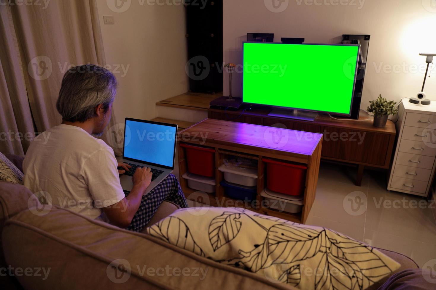 asiatischer Mann vor dem Fernseher foto